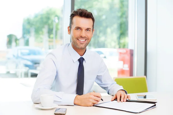 Gelukkig man ondertekening contract — Stockfoto