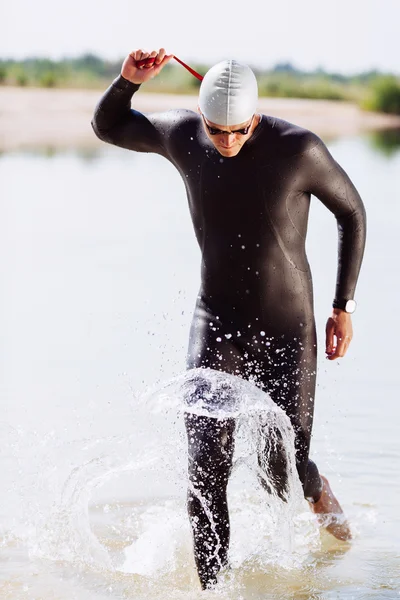 Triathlet schnürt Neoprenanzug — Stockfoto