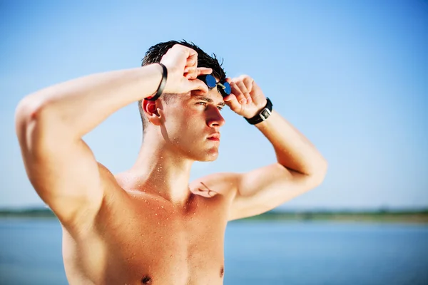 Nageur de triathlon détournant les yeux — Photo