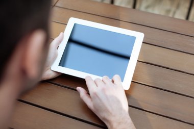 Holding adam ve dokunaklı tablet