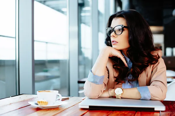 Attractive woman looking away thoughtfully — Stock Photo, Image