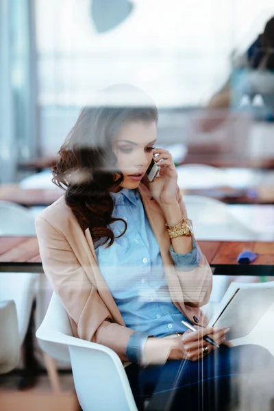 Aantrekkelijke vrouw praten op mobiele telefoon — Stockfoto