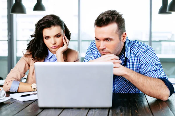 Business partners fosusing on online options — Stock Photo, Image