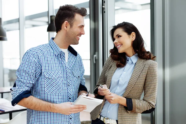 Professionisti che fanno conversazione gioiosa — Foto Stock