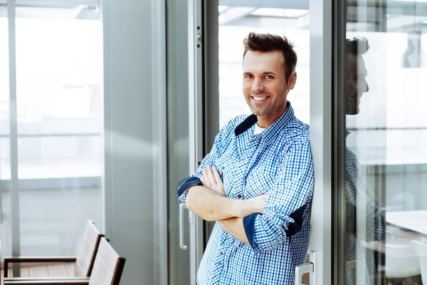 Man standing next to sliding glass door — Stock Photo, Image