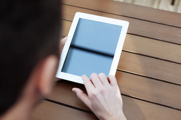 Man met Tablet PC in de hand — Stockfoto