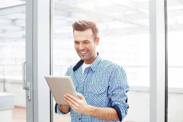 Jeune homme s'amuser avec une tablette — Photo