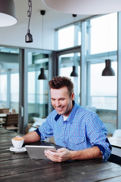 Hombre disfrutando del café y navegar por Internet — Foto de Stock