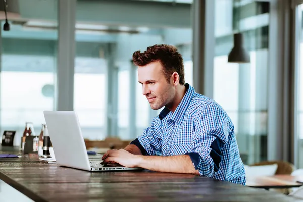 Internet de navegación profesional relajado — Foto de Stock