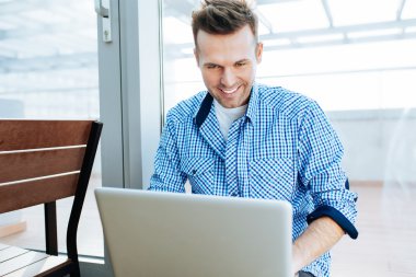 pozitif genç adam onun laptop kullanma