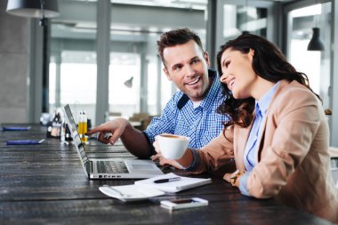 iki laptop önünde eğleniyor