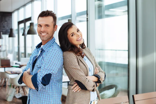 Couple souriant debout dos à dos — Photo