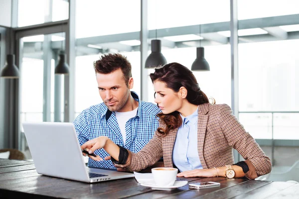 Couple in front of laptop display — Stock Photo, Image