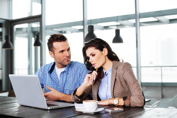 Paar bespreken voor laptop — Stockfoto