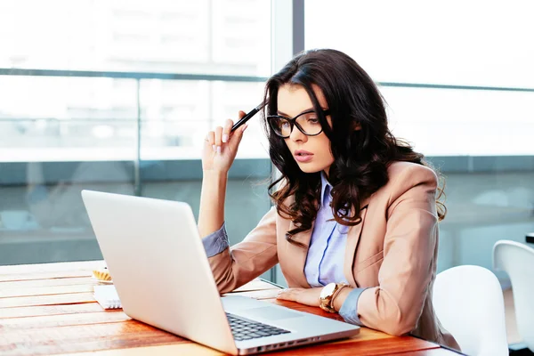 Mulher profunda no pensamento na frente do laptop — Fotografia de Stock