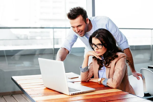 Freelancers usando un portátil —  Fotos de Stock