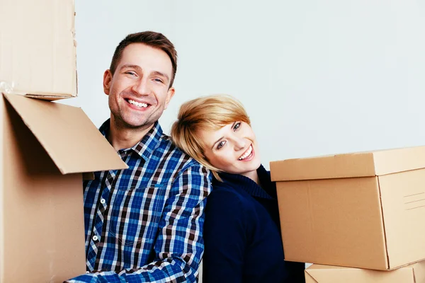 Pareja con cajas de cartón — Foto de Stock