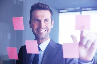 onun fikirleri yapışkan notlar koyarak professional