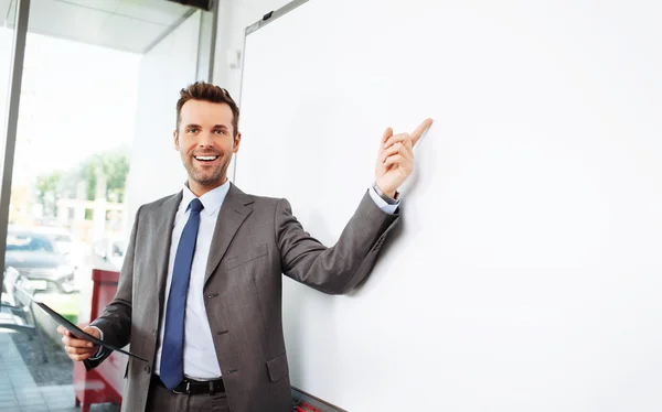 Businessman giving presentation to his colleagues — Stock Photo, Image