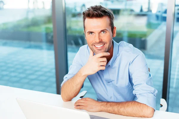 Jonge man ontspannen op een laptop — Stockfoto