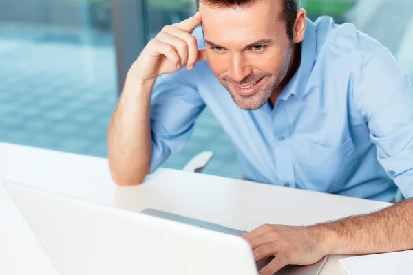 Homem olhando para a tela do laptop — Fotografia de Stock