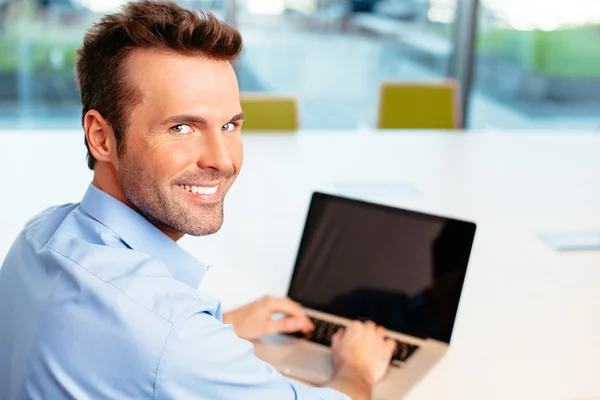 Man die typt op een laptop — Stockfoto