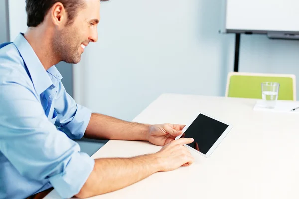 Homme touchant une tablette numérique — Photo