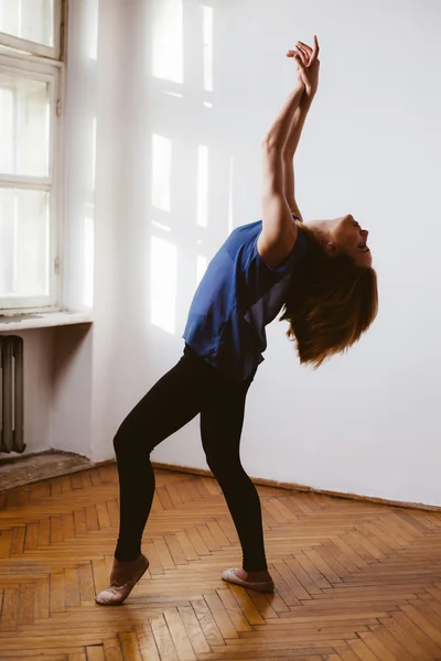 Female dancer perfecting poises — Stock Photo, Image