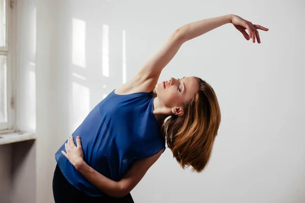 Jonge vrouw oefening ballet — Stockfoto