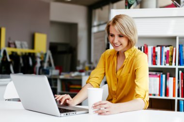 Kız öğrenci laptop arıyorum