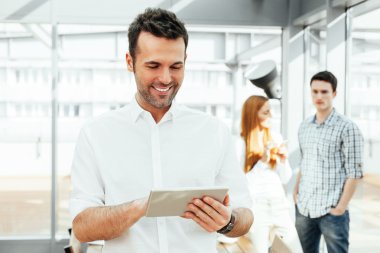 Genç profesyonel holding dijital tablet