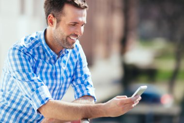 yakışıklı adam tutarak cep telefonu