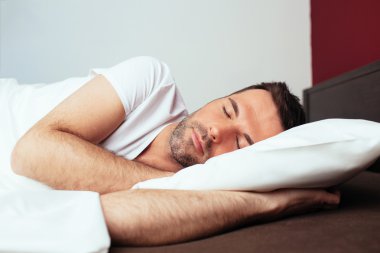 genç adam uyuyan