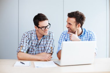 Web tasarımcıları proje tartışıyor