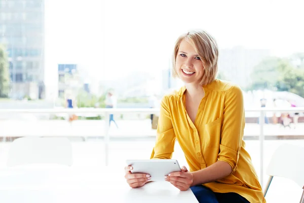 Jolie femme avec une tablette — Photo