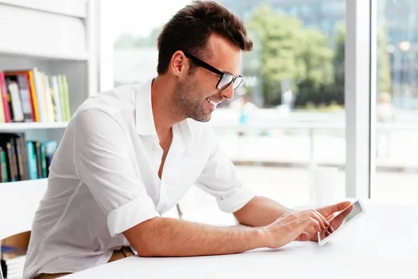 Estudiante navegando web en tableta — Foto de Stock