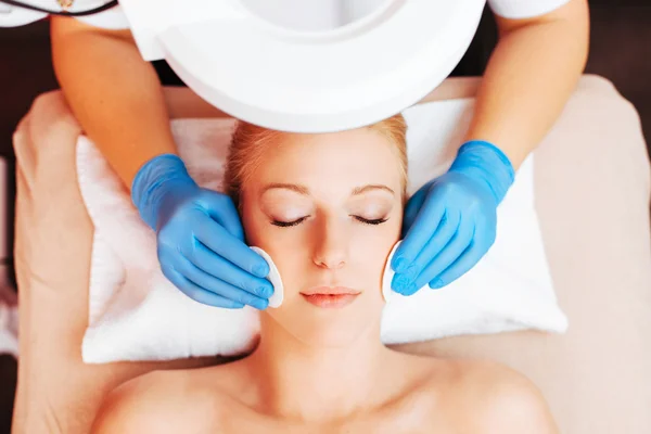 Lady taking spa facial treatment — Stock Photo, Image