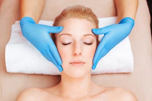 Kobieta zaczyna masaż twarzy — Zdjęcie stockowe