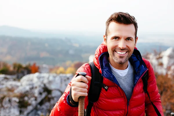 Man hiking in the mountains — Stock Photo, Image