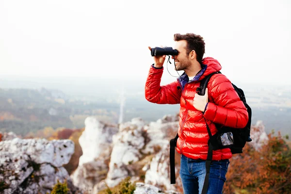 Wanderer blickt durch Fernglas — Stockfoto