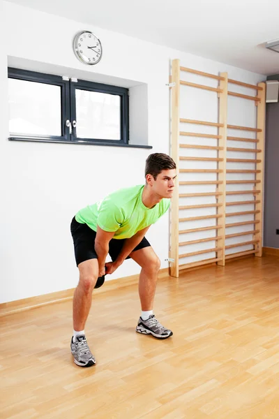 Sportler baut Körper mit Kettlebell — Stockfoto