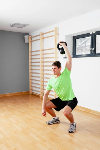 Uomo che lavora con kettlebell — Foto Stock