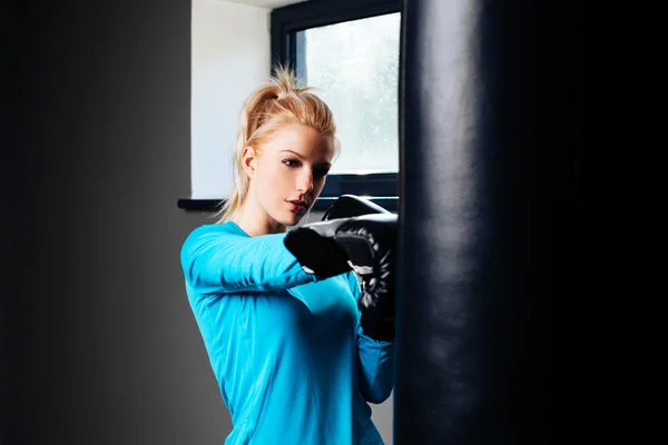 Mulher aperfeiçoando suas habilidades de boxe — Fotografia de Stock