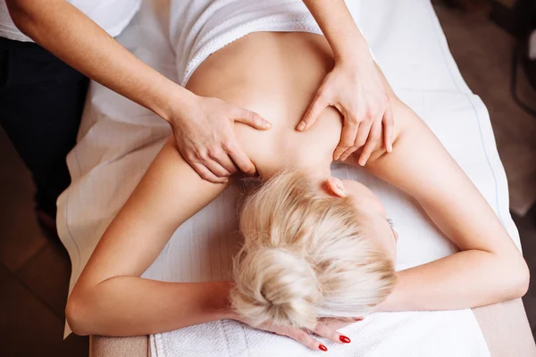 Atractiva mujer recibiendo masaje de espalda —  Fotos de Stock