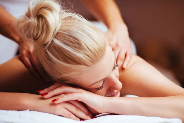 Frau bekommt entspannende Rückenmassage — Stockfoto