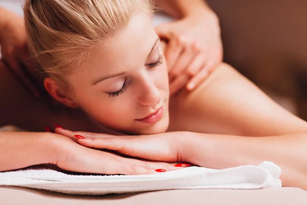 Kobieta relaks podczas masażu pleców — Zdjęcie stockowe