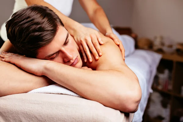 Przystojny mężczyzna masażu — Zdjęcie stockowe