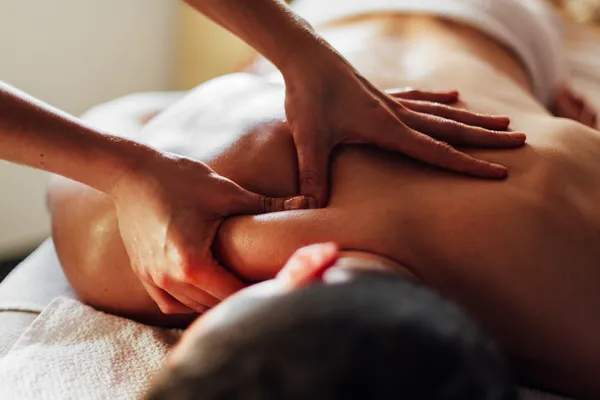 Mann bekommt eine entspannende Massage — Stockfoto