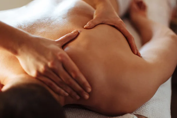 Man krijgt een ontspannende massage — Stockfoto