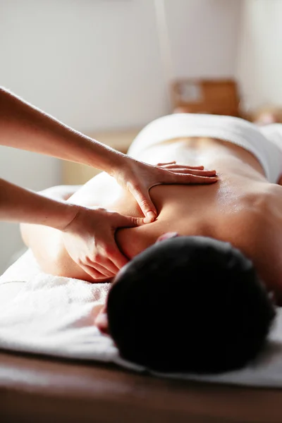 Mann bekommt eine entspannende Massage — Stockfoto